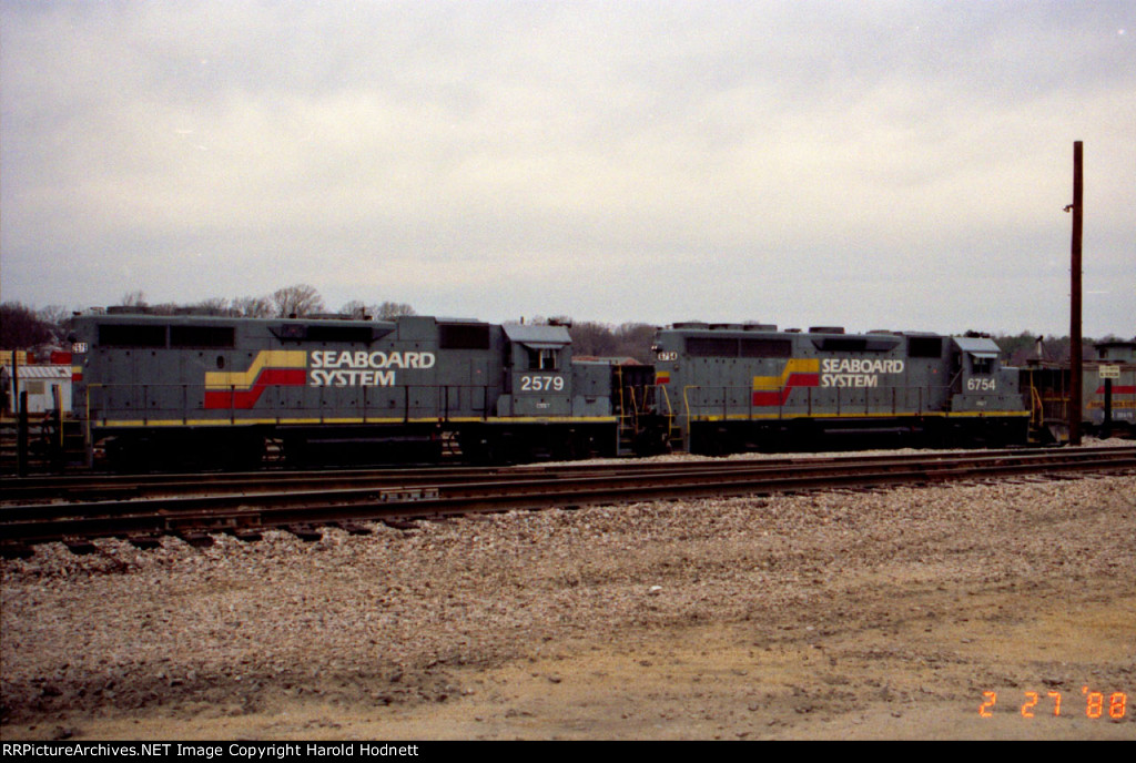 CSX 2579 & 6754 outside the yard office